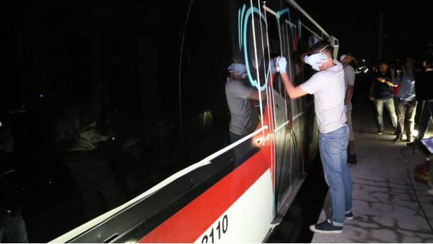 Obligan a grafiteros a limpiar pintas en Tren Ligero de Guadalajara. Noticias en tiempo real