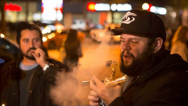Esperan en Canadá hasta 5 horas para comprar mariguana. Noticias en tiempo real