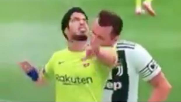 Chiellini toma venganza y muerde a Suárez… en FIFA 19 (VIDEO). Noticias en tiempo real