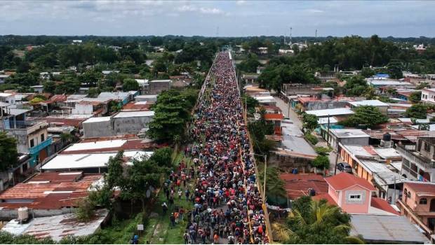 Migrantes quedan varados en puente entre Guatemala y México. Noticias en tiempo real