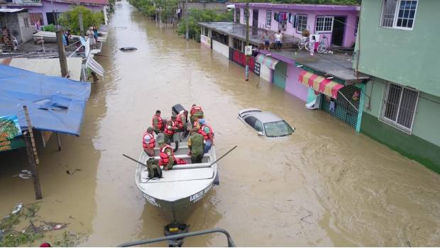 Ejército desaloja a familias afectadas por inundaciones en Álamo, Veracruz. Noticias en tiempo real
