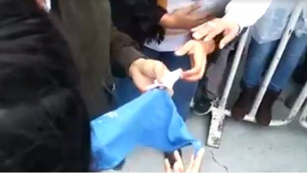 VIDEO: Entregan pañuelo provida a AMLO en Chihuahua. Noticias en tiempo real