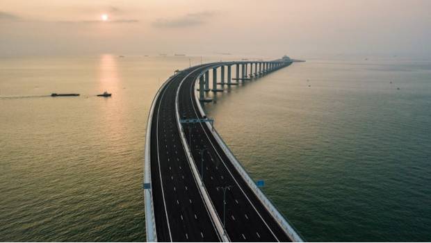Inauguran puente marítimo más grande del mundo; recorre 55 kilómetros. Noticias en tiempo real