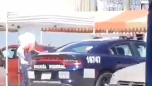 VIDEO: Patrulla de la Policía Federal carga gasolina ¡con huachicoleros!. Noticias en tiempo real
