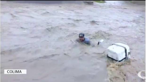 VIDEO: Repartidor de tortillas es arrastrado casi 1km por arroyo desbordado en Colima. Noticias en tiempo real