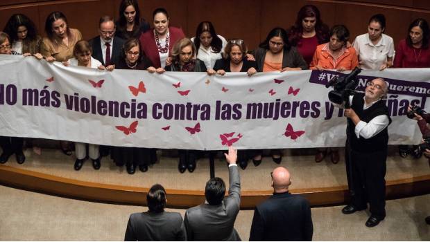Frente a protesta contra violencia de género, Noé Castañón toma protesta como senador. Noticias en tiempo real