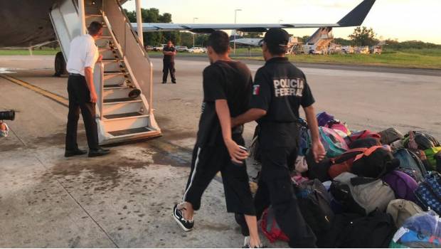 PF deporta a 2 migrantes de caravana buscados por la Interpol. Noticias en tiempo real