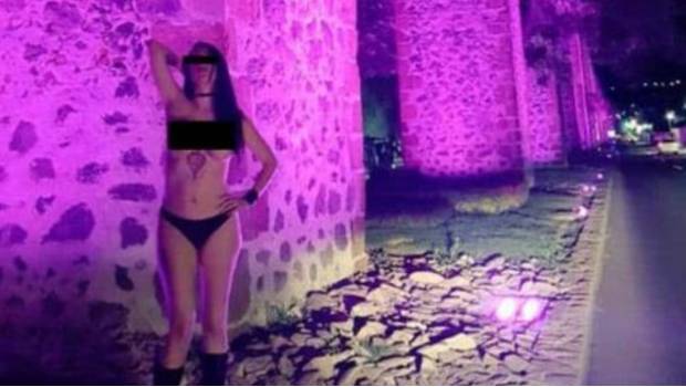 Modelo exhibicionista se pasea sin ropa por Querétaro. Noticias en tiempo real