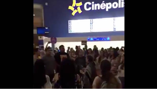 Fans de Queen entonan "Bohemian Rhapsody" frente a taquillas de Cinépolis. Noticias en tiempo real