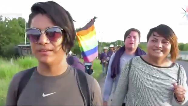 Migrantes transgénero también se unen a la caravana huyendo de crímenes de odio. Noticias en tiempo real