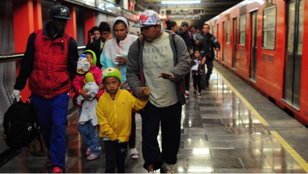 Migrantes se dirigen a Cuatro Caminos en Metro. Noticias en tiempo real