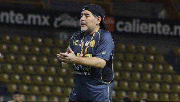 Maradona: “No me gusta que me gane el árbitro, es imposible jugar 12 contra 10”. Noticias en tiempo real