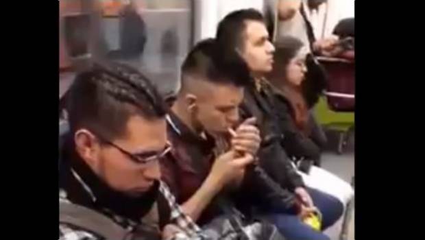 VIDEO: Joven enciende porro de mariguana dentro de vagón del Metro. Noticias en tiempo real