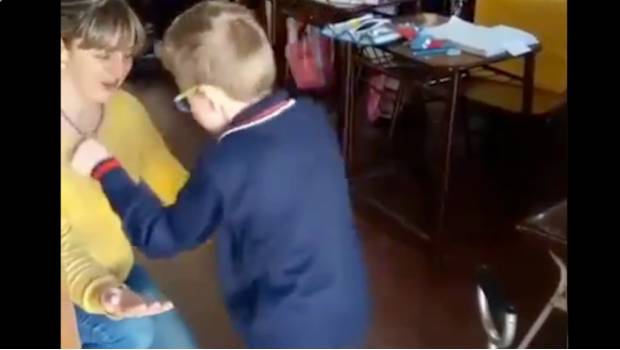 Niño de 8 años con parálisis cerebral logra caminar sin bastón motivado por sus amigos. Noticias en tiempo real
