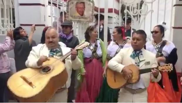 Sin el festejado, mariachis y “adelitas” cantaron Las Mañanitas a AMLO (VIDEO). Noticias en tiempo real