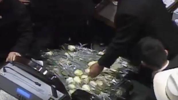 Llevan rosas al curul de la diputada Carmen Medel por asesinato de su hija (VIDEO). Noticias en tiempo real
