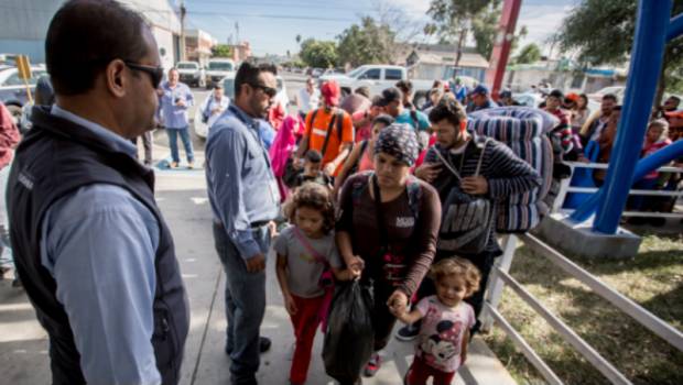 Denuncian presencia de "acarreados" en protestas contra Caravana Migrante en Tijuana. Noticias en tiempo real