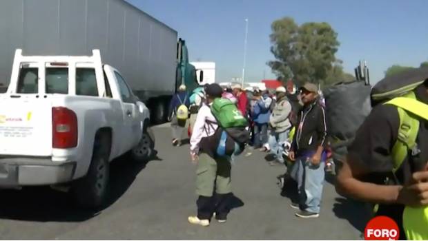 Migrantes bloquean parcialmente la México-Querétaro porque no quieren ofrecerles ‘aventón’. Noticias en tiempo real