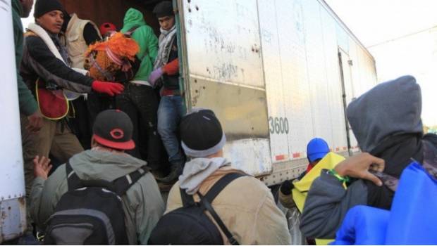 Avanzan migrantes por carretera Querétaro-Irapuato. Noticias en tiempo real