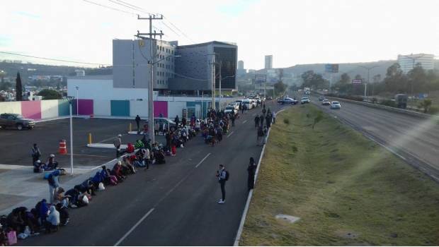 Migrantes dejan Querétaro y continúan su marcha hacia EU. Noticias en tiempo real