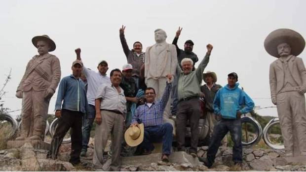 Erigen estatua de AMLO en Querétaro por su cumpleaños. Noticias en tiempo real