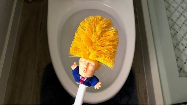 Lanzan cepillo para fregar taza de baño con rostro de Trump y se agota a las pocas horas. Noticias en tiempo real