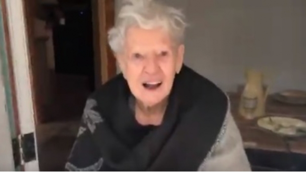 VIDEO: Abuelita de 96 años juega con nieve y derrite el corazón de miles de internautas. Noticias en tiempo real
