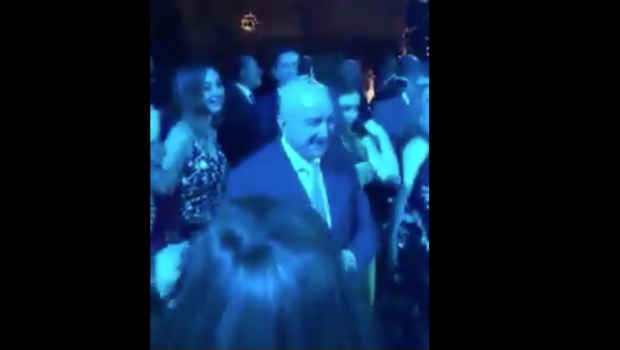 VIDEO: Carlos Salinas baila al ritmo de Selena durante boda de su hijo. Noticias en tiempo real