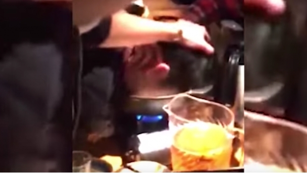 Denuncia a su jefe por sumergirle la cabeza en agua hirviendo Denuncia a su jefe por sumergirle la cabeza en agua hirviendo