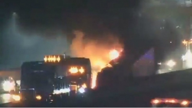 Tráiler se incendia tras sufrir volcadura en la autopista México-Puebla. Noticias en tiempo real