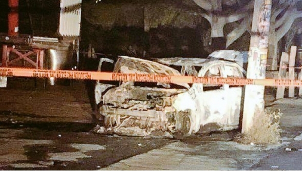 Hallan cuerpo incinerado de dentro de auto en llamas en Naucalpan. Noticias en tiempo real