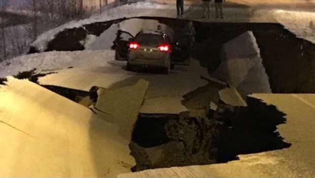 VIDEO: Carreteras y escuelas sufren daños severos por sismo de magnitud 7.0 en Alaska. Noticias en tiempo real