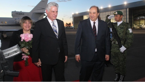 Presidente de Cuba, Díaz-Canel, llega a México — Investidura AMLO Presidente de Cuba, Díaz-Canel, llega a México — Investidura AMLO