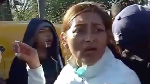 Detienen a mujer acusada de traficar con integrantes de la Caravana Migrante en Tijuana. Noticias en tiempo real