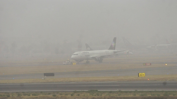 AICM suspende aterrizajes y despegues por banco de niebla. Noticias en tiempo real