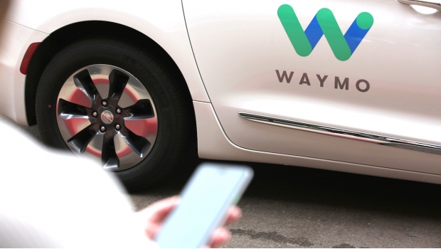 Waymo One Un empleado de Waymo One utiliza la aplicación para solicitar un viaje.