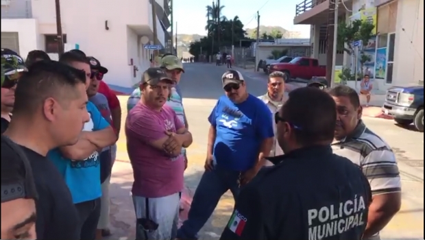 Taxistas inician cacería de Uber en Los Cabos (VIDEO). Noticias en tiempo real