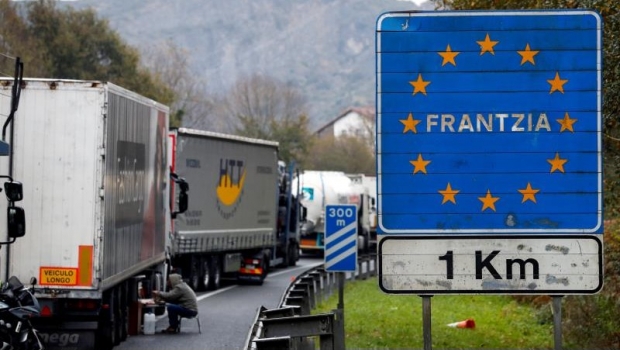 Bloquean autopistas francesas y fronteras con España por aumento al precio de combustibles. Noticias en tiempo real