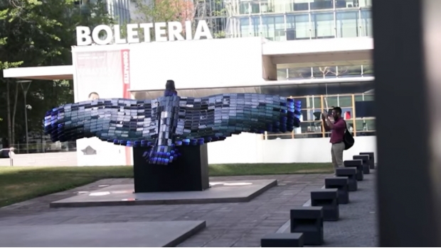 Huawei construyó una estatua con muchos Mate 20 Pro. Noticias en tiempo real