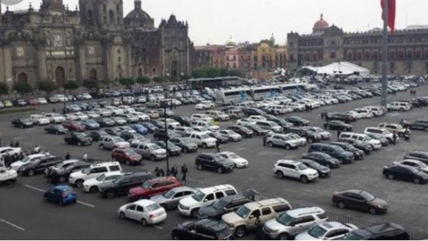 Pide Morena sanción a diputados que estacionaron autos en el Zócalo. Noticias en tiempo real