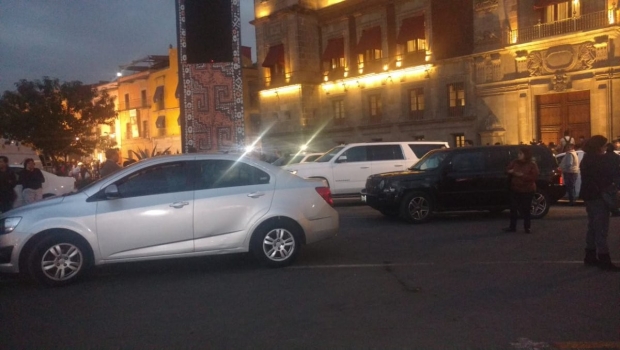 Acaban en el corralón 10 autos de diputados que se estacionaron en el Zócalo. Noticias en tiempo real