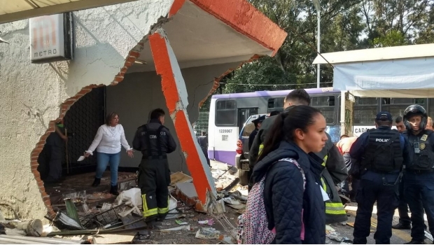 Camioneta choca y destroza acceso de Metro Potrero. Noticias en tiempo real