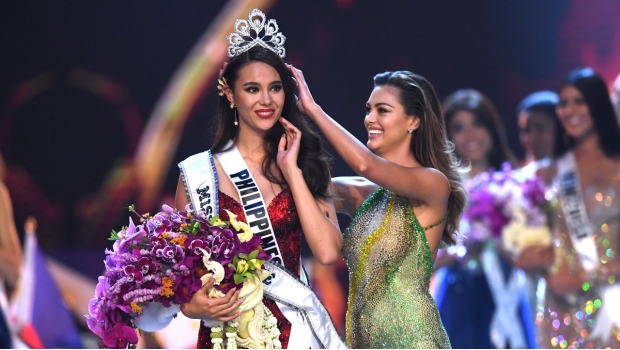 En sensual y brillante vestido rojo, Filipinas gana Miss Universo 2018. Noticias en tiempo real