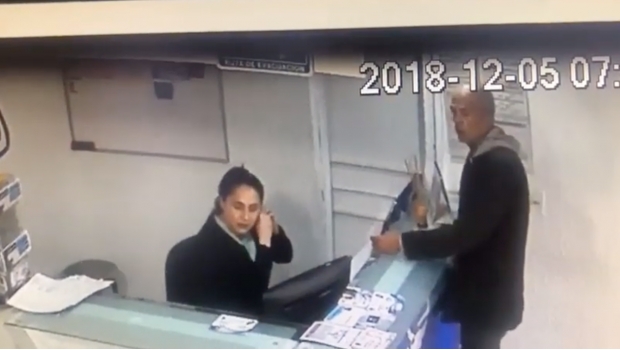 Ladrón se lleva hasta los aretes de recepcionista en robo a clínica en Neza (VIDEO). Noticias en tiempo real