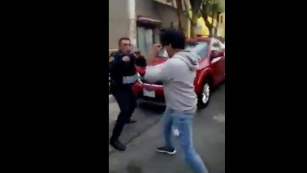 VIDEO: Policía se enfrenta a golpes con ciudadano en la alcaldía Venustiano Carranza. Noticias en tiempo real