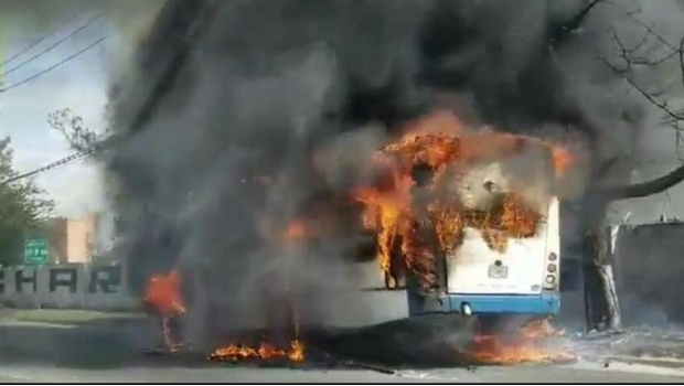 Se incendia camión urbano en Jalisco, por falla eléctrica. Noticias en tiempo real