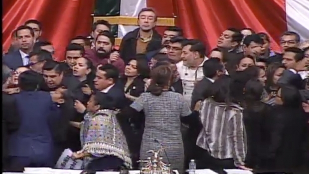 Arman show en Cámara de Diputados: PRI abandona sesión; PAN y Morena se encaran. Noticias en tiempo real