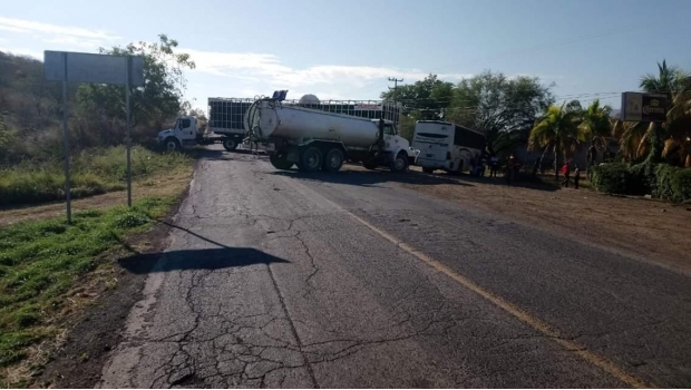 Segundo día de bloqueos carreteros en Michoacán. Noticias en tiempo real