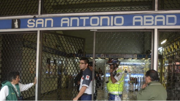 Reportan detención "arbitraria" de hermano de activista en estación San Antonio Abad. Noticias en tiempo real