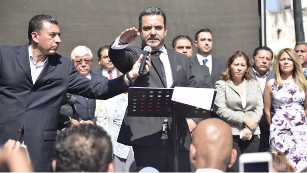 Alcalde de Cuernavaca rinde protesta en plena calle. Noticias en tiempo real